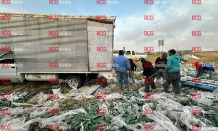 Tráiler con bebidas energéticas sufre volcadura en La Carbonera