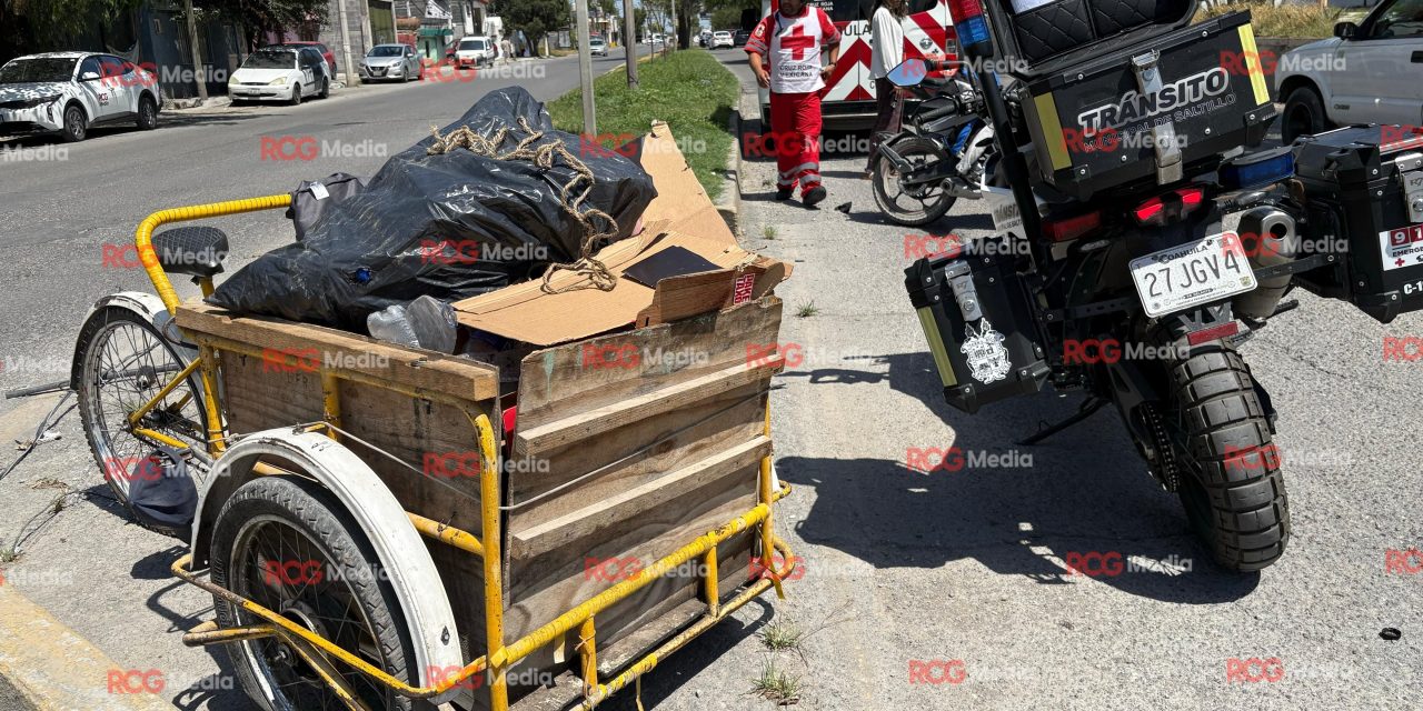 Choca motocicleta contra triciclo y deja par de lesionados al sur de Saltillo