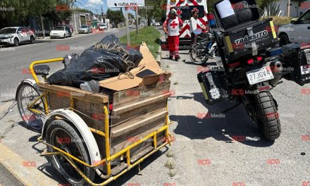 Choca motocicleta contra triciclo y deja par de lesionados al sur de Saltillo