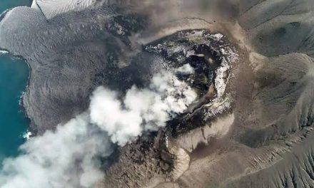 Erupción del volcán Anak Krakatoa paraliza Indonesia