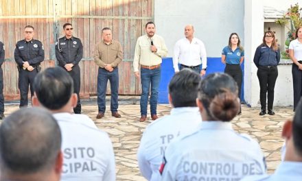 Carlos Villarreal encabeza pase de lista de policías en la Comandancia Municipal