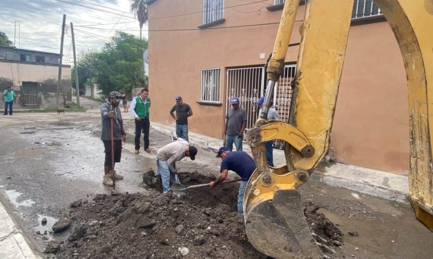 Atienden drenaje y limpian arroyo en San Juan de Sabinas
