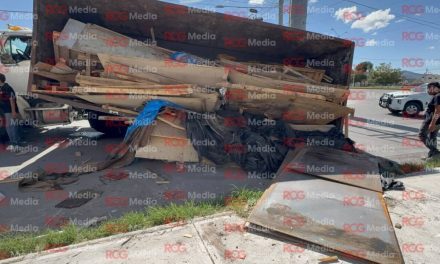 Saltillo: Se desprende tolva de camión de carga al no soportar el peso de la mercancía