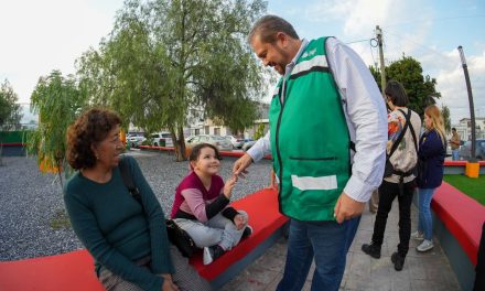 Familias de Analco celebran cambios de la Plaza Texcoco en Ramos Arizpe