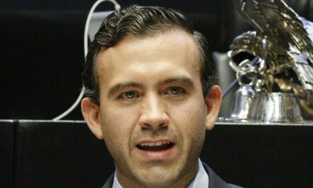 Gabriel Elizondo busca que nadie pase hambre mientras cuida a un paciente hospitalizado