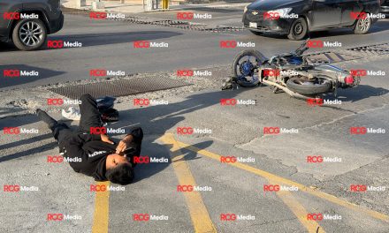 Motociclista choca contra vehículo en el centro de Saltillo