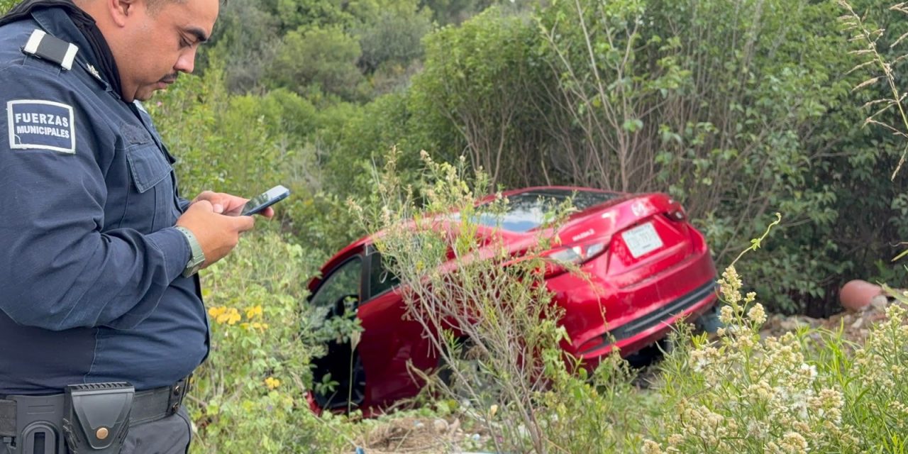 Auto se va a un arroyo en Saltillo al botarse la velocidad