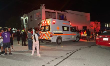 Motociclista ignora señal de alto y provoca choque al sur de Saltillo