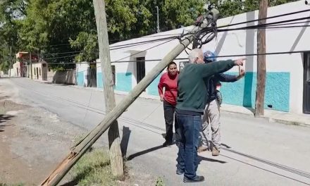 Adulto mayor se impacta contra poste de luz en el centro de Parras