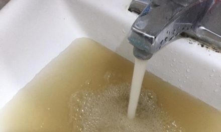 Estudiantes del ITESO encararon al gobernador Pablo Lemus por la crisis de agua contaminada en Jalisco