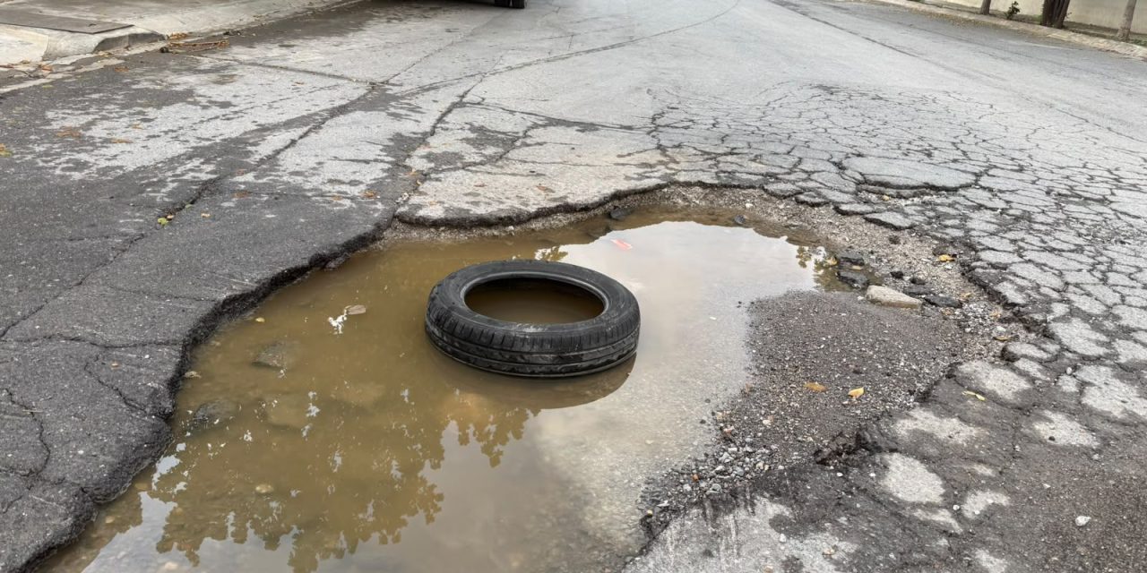 Bache en el fraccionamiento Maravillas pone en peligro a peatones y automovilistas