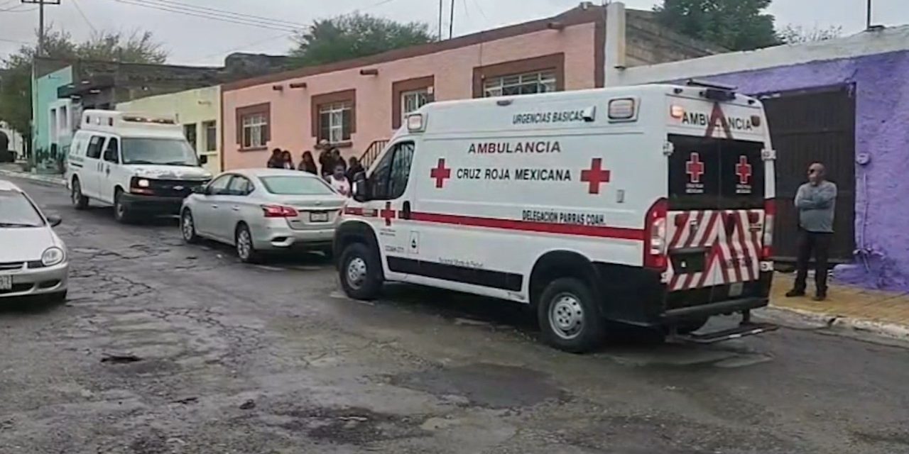 Ambulancia de Cruz Roja impacta a vehículo en Parras