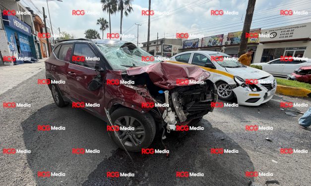 Aparatoso accidente deja personas lesionadas