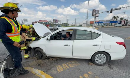 Auto realiza vuelta prohibida y ocasiona accidente en Saltillo
