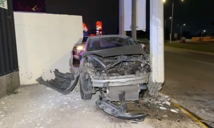 Conductor ebrio destroza su vehículo contra barda al sur de Saltillo