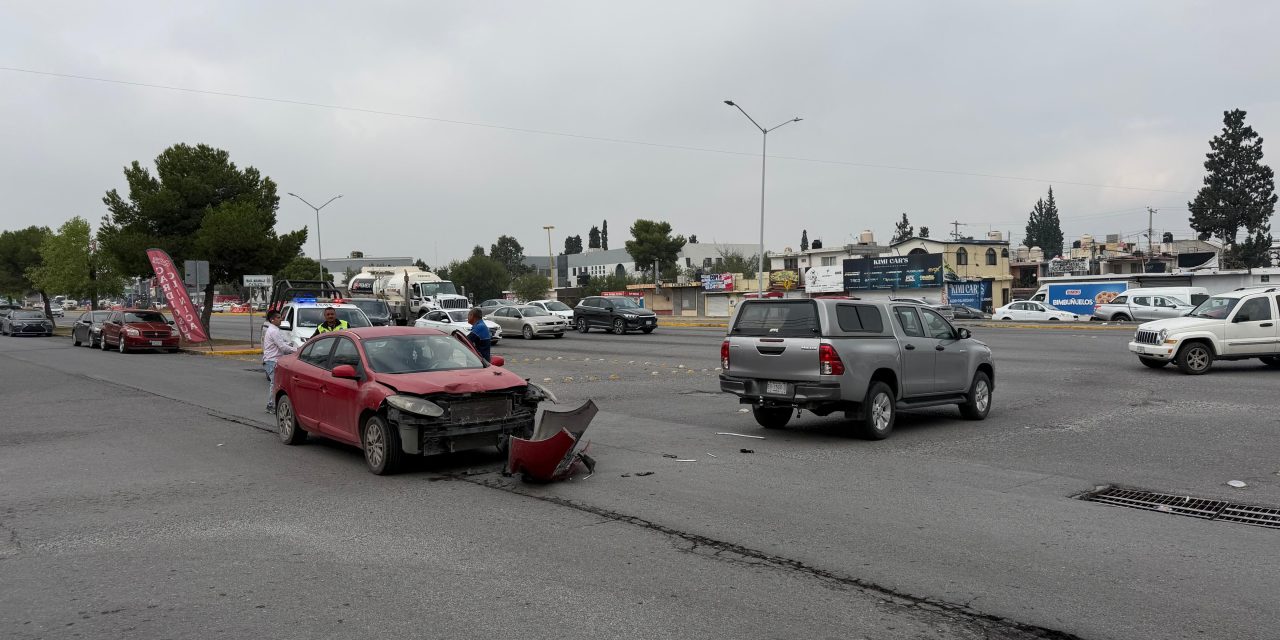 Choque por falta de precaución deja daños materiales en Miravalle