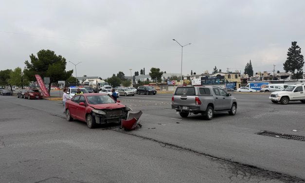 Choque por falta de precaución deja daños materiales en Miravalle