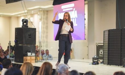 Clara Luz Flores confunde evento de Morena con el PRI y desata polémica en redes sociales
