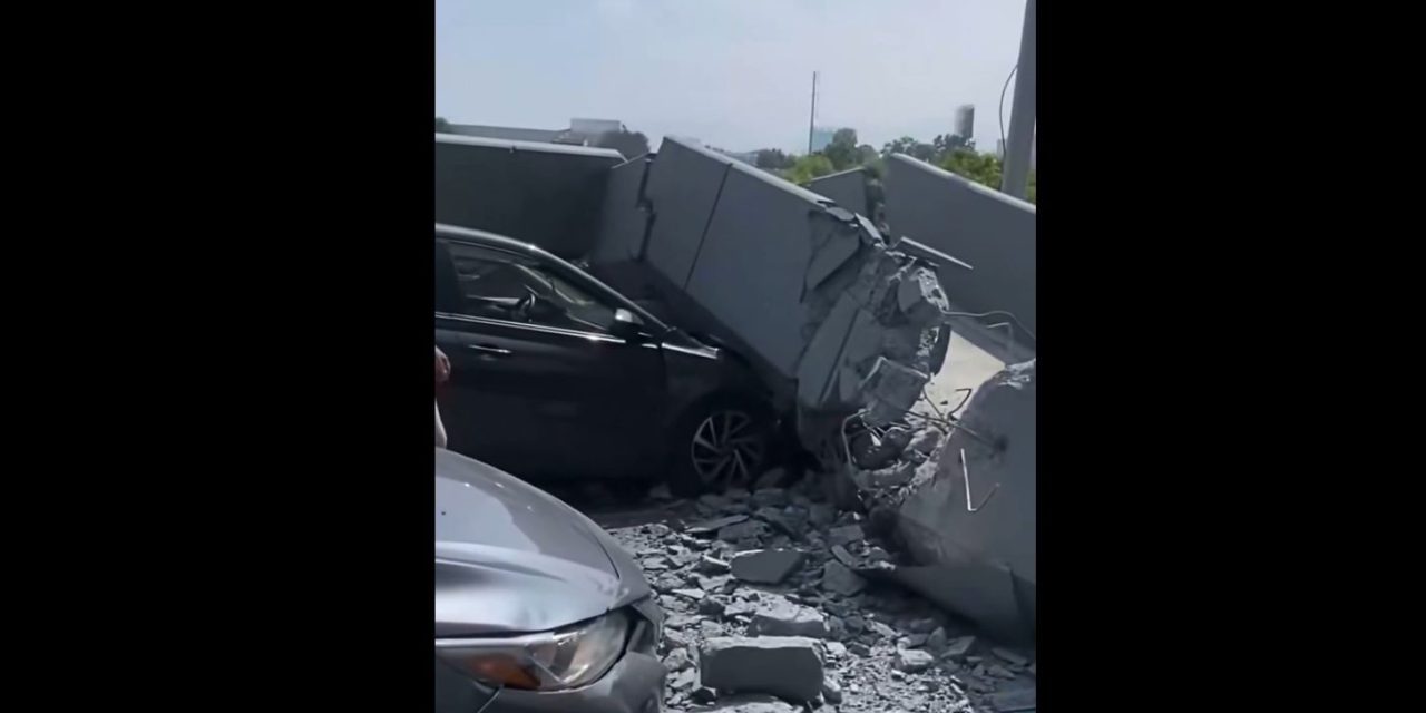 Colapsa puente peatonal sobre automóvil en Monterrey