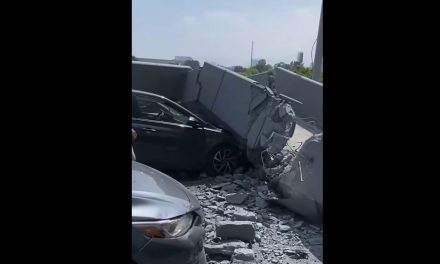 Colapsa puente peatonal sobre automóvil en Monterrey