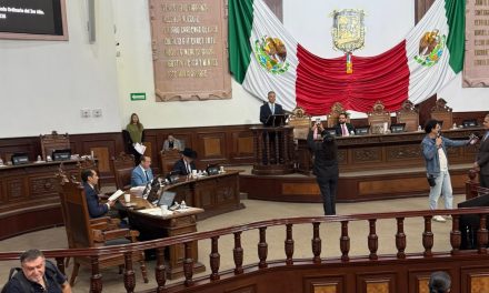 Alfredo Paredes usa tribuna del Congreso para que le tomen fotos