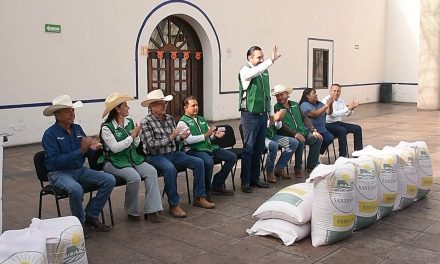 Entregan semilla de avena forrajera en Monclova