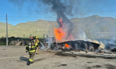 Se incendia estructura de lámina sobre la carretera Monterrey-Saltillo