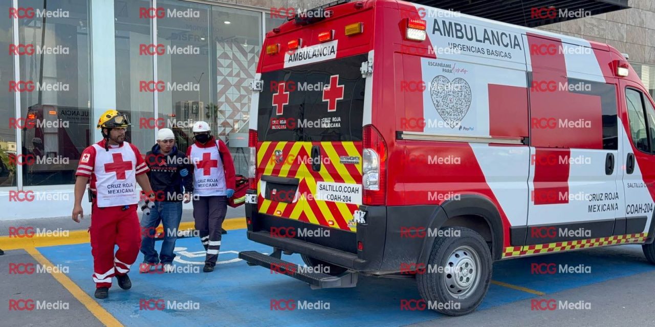 Trabajador sufre accidente en su trabajo; se le caen vidros encima
