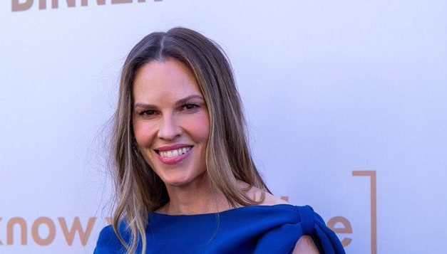 Hilary Swank anuncia embarazo a los 52 años; espera a su tercer hijo para finales de 2026