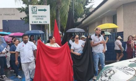 Derechohabientes se unen a las manifestaciones contra el IMSS