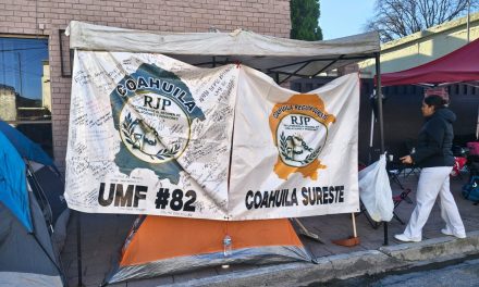 Trabajadores del IMSS mantienen plantón afuera del sindicato en Saltillo