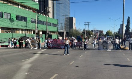 Comienzan a marchar manifestantes del IMSS en Saltillo