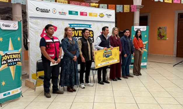 Entregan estímulos económicos a jóvenes de la región sureste del estado