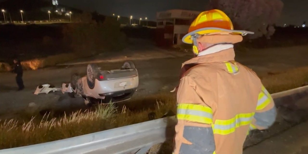 Intentó rebasar y terminó volcado sobre el bulevar Miguel Ramos Arizpe