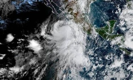 Tres ciclones simultáneos amenazan a México