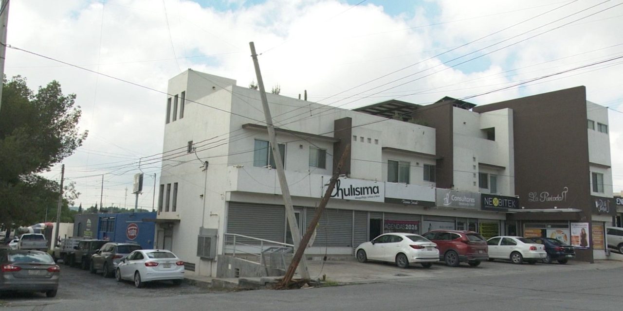 Poste de TELMEX está por caer en la colonia La Salle