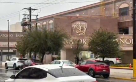 Salvan mano a alumno atacado en escuela de Torreón