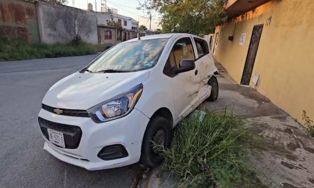 Se pasa el alto y provoca choque en Postal Cerritos Ampliación