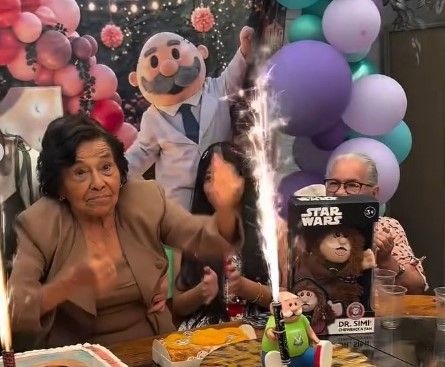 Una abuelita celebra sus 91 años con una fiesta temática del Doctor Simi que se vuelve viral
