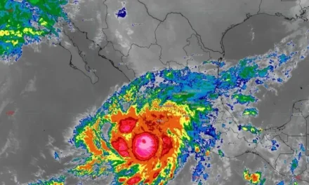 Huracán Simón deja un fallecido en Guerrero y enfila su trayectoria hacia Sinaloa como categoría uno