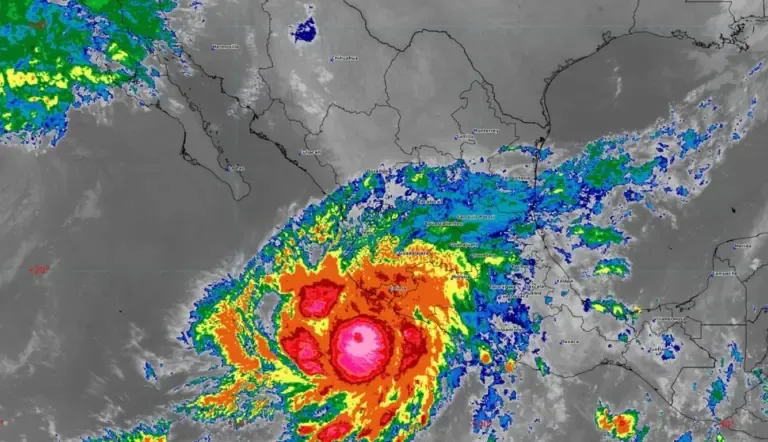 Huracán Simón deja un fallecido en Guerrero y enfila su trayectoria hacia Sinaloa como categoría uno