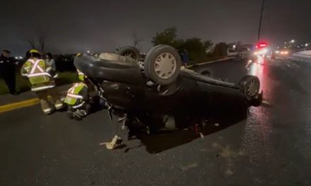 Hombre sufre fuerte volcadura al sur de Saltillo y termina hospitalizado