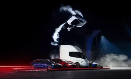 Tesla rompe el internet con la presentación del nuevo Roadster capaz de volar mediante propulsores de cohete