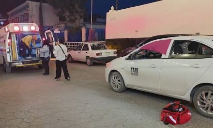 Tres personas lesionadas tras choque  entre dos taxis en Parras