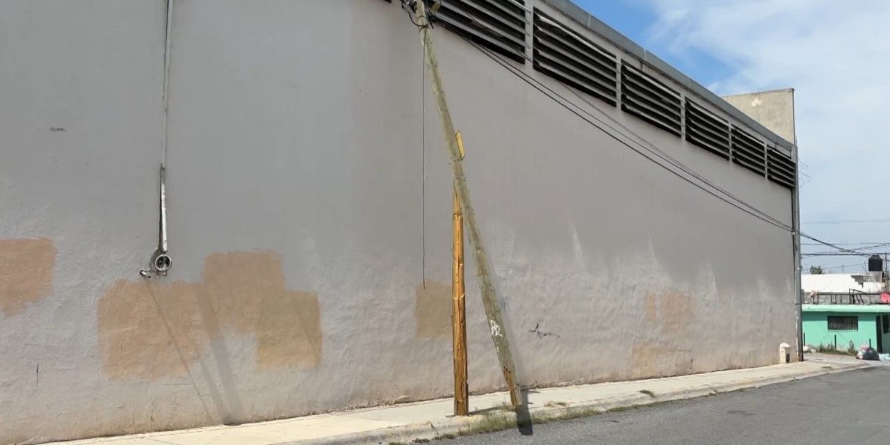 Vecinos denuncian poste dañado en la colonia Postal Cerritos