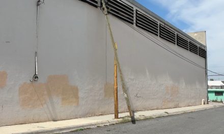 Vecinos denuncian poste dañado en la colonia Postal Cerritos