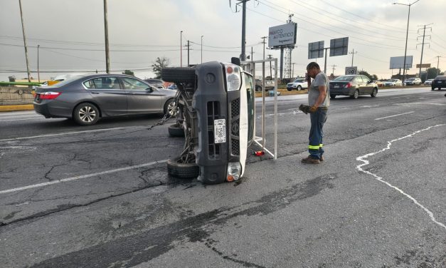 Camioneta con garrafones sufre volcadura en Fundadores